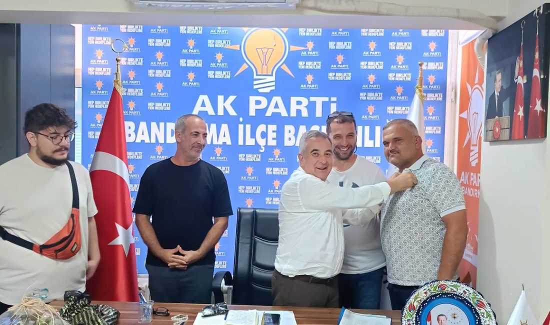 Başkan Karlahan yeni üyelere rozetlerini taktı AK Parti Bandırma İlçe Başkanı Göksel Karlahan, partiye yeni katılan