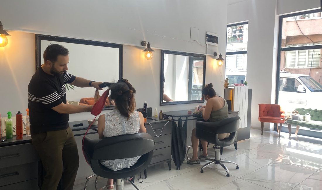Bandırma’da yaz aylarının başlamasıyla birlikte kuaför salonlarında yoğunluk yaşandı. Gelin