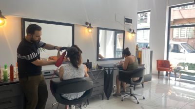 Bandırma’da yaz aylarının başlamasıyla birlikte kuaför salonlarında yoğunluk yaşandı. Gelin