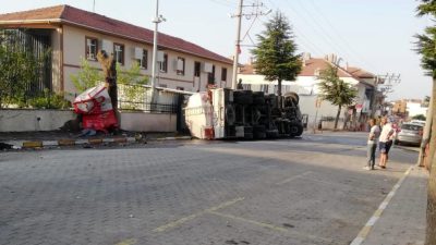 Balya’da akaryakıt dolu tanker devrilmesi ilçe merkezinde panik oluşturdu. İtfaiye