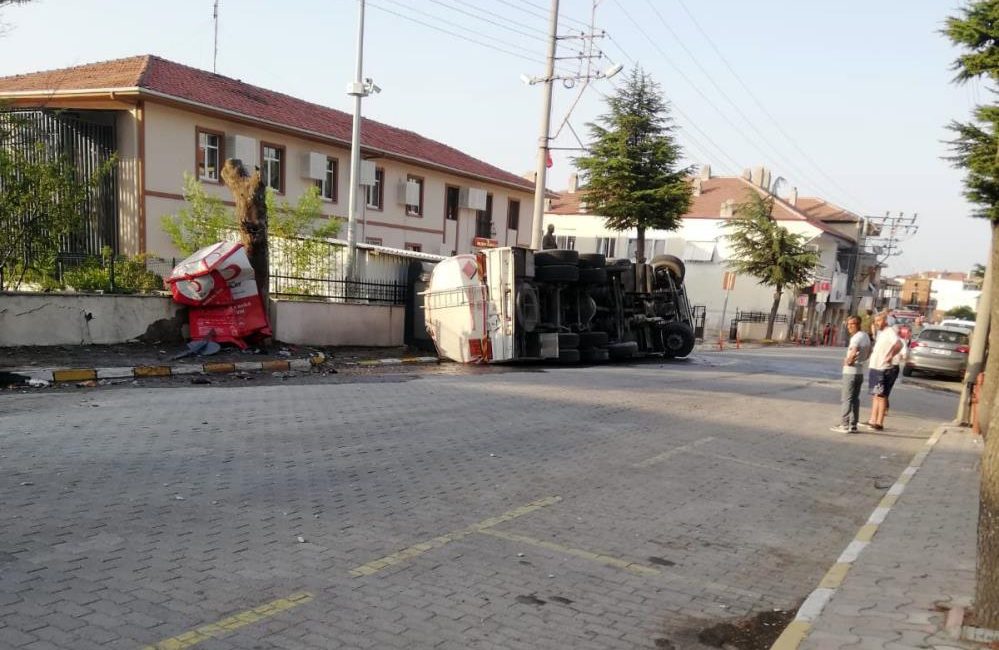 Balya’da akaryakıt dolu tanker devrildi Balya’da akaryakıt dolu tanker devrilmesi ilçe merkezinde panik oluşturdu. İtfaiye