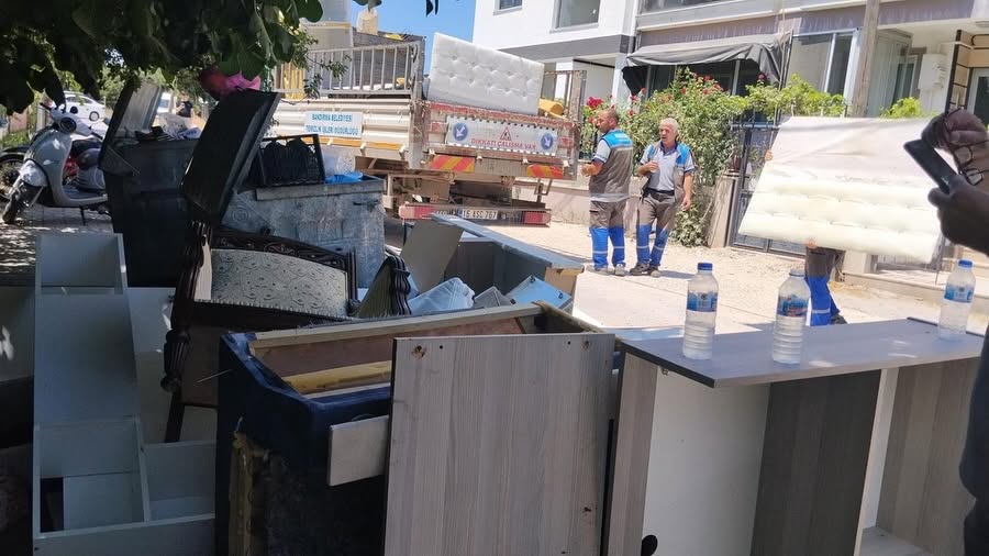 Bandırma Belediyesi Temizlik İşleri Müdürlüğü ekipleri, kent genelindeki çalışmalarını sürdürüyor.