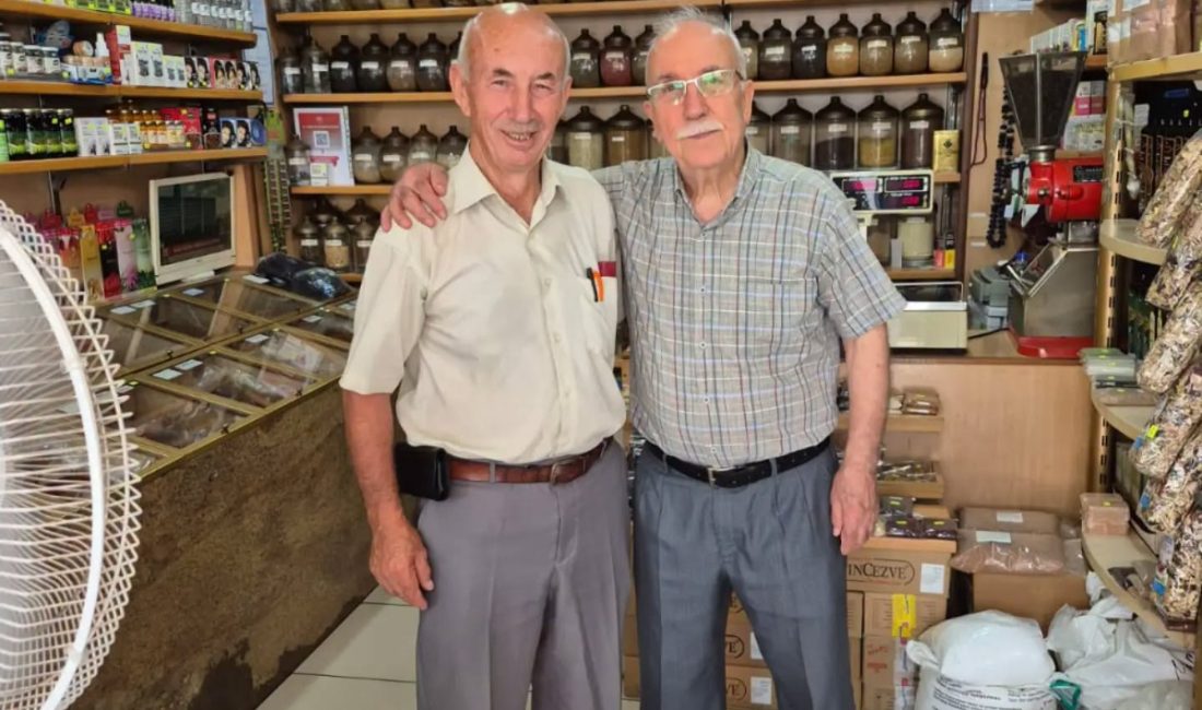 AK Parti Bandırma esnaf ile bir araya geldi AK Parti Bandırma İlçe Başkan Vekili Recep Hakan, sabah saatlerinde