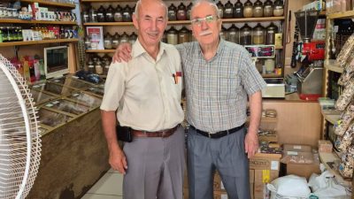 AK Parti Bandırma esnaf ile bir araya geldi AK Parti Bandırma İlçe Başkan Vekili Recep Hakan, sabah saatlerinde