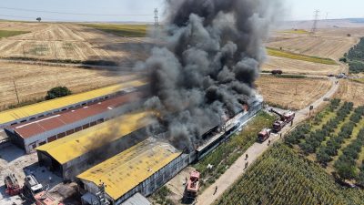 Bandırma’da geri dönüşüm malzemelerinin bulunduğu depoda çıkan yangın, itfaiye ve
