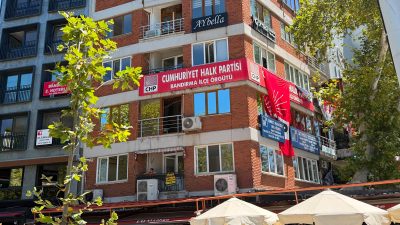 Cumhuriyet Halk Partisi’nde yaşanan istifaların ardından YENİ Parti’ye geçişler hızlandı
