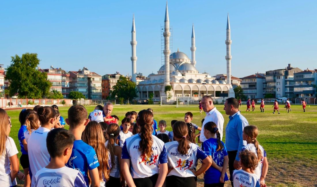 Özalp’ten Erdek’te sporculara ziyaret Balıkesir Gençlik ve Spor İl Müdürü Adem Özalp, Erdek’te düzenlenen