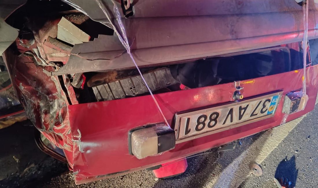 Susurluk’ta trafik kazası: 1’i çocuk 5 yaralı Susurluk ilçesinde meydana gelen tek taraflı trafik kazasında 1’i çocuk
