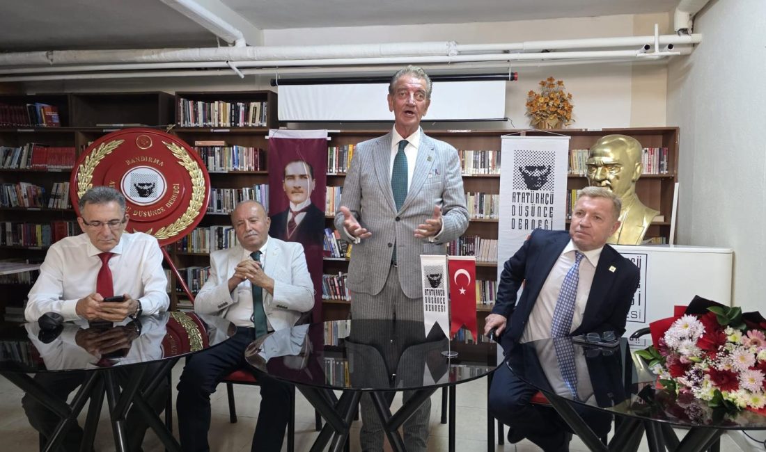 Atatürkçü Düşünce Derneği Genel Başkanı Mustafa Hüsnü Bozkurt, üyelerle Bandırma’da