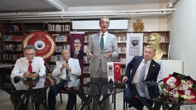 Atatürkçü Düşünce Derneği Genel Başkanı Mustafa Hüsnü Bozkurt, üyelerle Bandırma’da