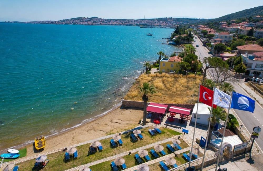 Ayvalık Belediyesi plajlarında Mavi Bayraklar göndere çekildi Türkiye Çevre Vakfı (TÜRÇEV) tarafından verilen 2026 yılı Mavi Bayrak