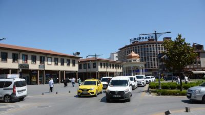 Balıkesir’de şehir merkezine giren bir tır ilerlemekte zorluk yaşayınca trafikte