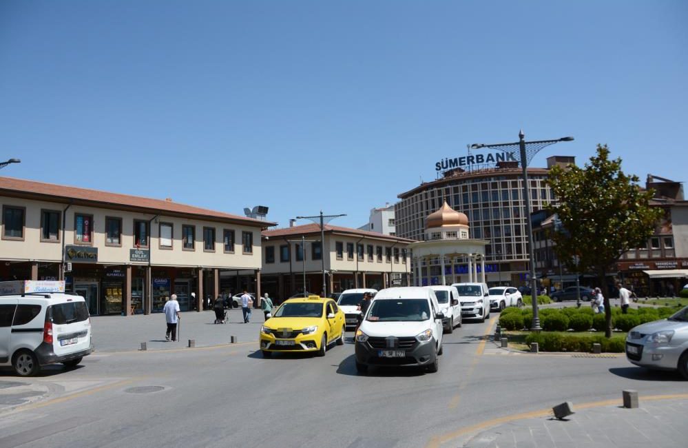 Balıkesir’de şehir merkezine giren tır trafiği felç etti Balıkesir’de şehir merkezine giren bir tır ilerlemekte zorluk yaşayınca trafikte
