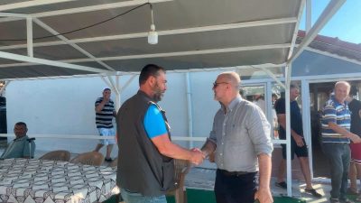 Marmara Adalar Belediye Başkanı Aydın Dinçer, Paşalimanı Adası ziyaretinde vatandaşlarla