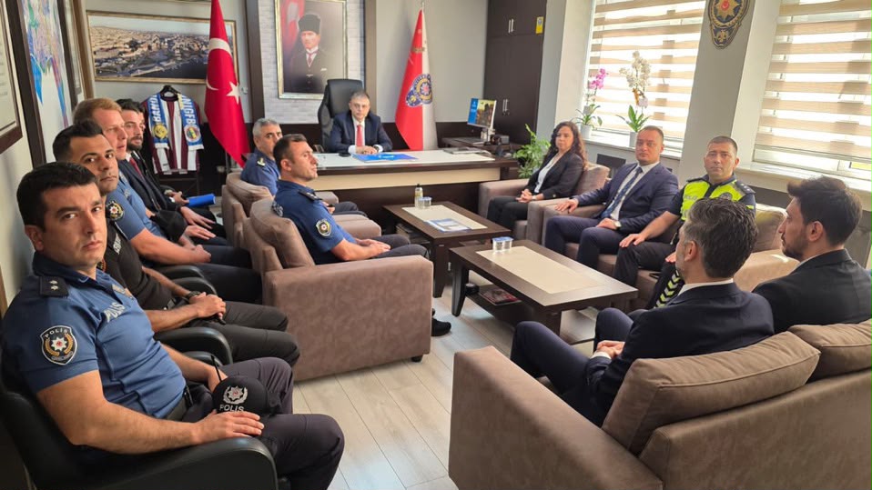 Öztürk Bandırma’daki emniyet çalışmalarını inceledi Bandırma Kaymakamı Recep Öztürk, İlçe Emniyet Müdürlüğünü ziyaret ederek güvenlik