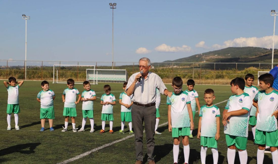 Gönen’de Yaz Spor Okulları futbol kursunu tamamlayan gençlere sertifika Gönen Belediyesi ve Gönen Belediyespor iş birliğiyle düzenlenen Yaz Spor