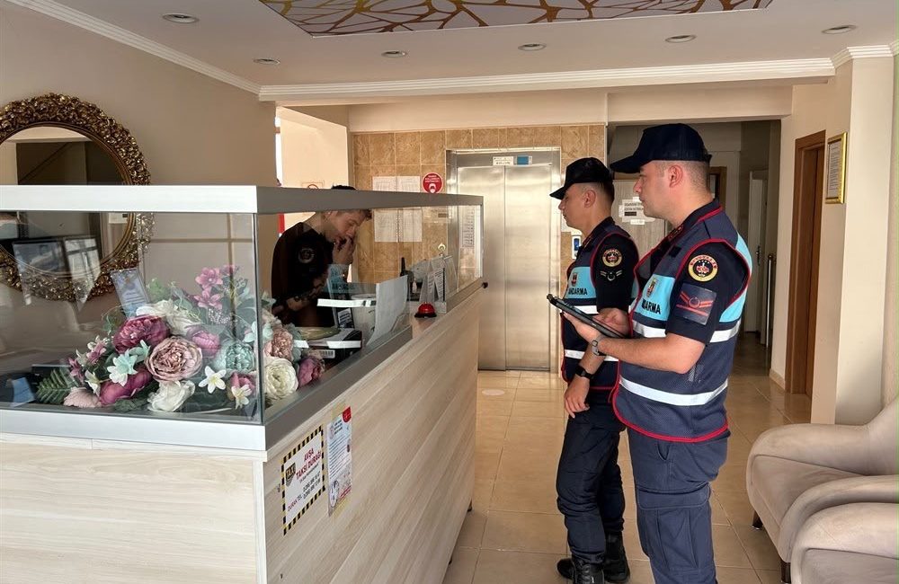 Avşa Adası’nda huzur uygulaması: 22 aranan şüpheli yakalandı Avşa Adası’nda jandarma ekipleri tarafından gerçekleştirilen “Huzur ve Güven” uygulamasında,