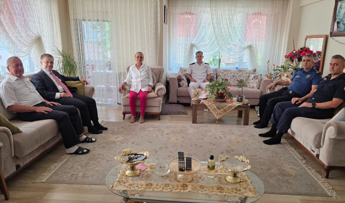 Bandırma’da şehit ailelerine anlamlı ziyaret Bandırma Kaymakamı Recep Öztürk ve kolluk kuvvetleri amirleri, 15 Temmuz