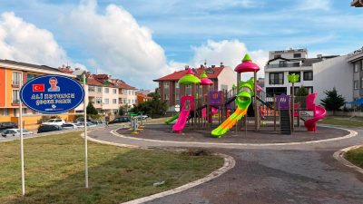Bandırma Belediyesi, Paşakonak ve Sunullah mahallelerinde yapımı tamamlanan parklarda çim
