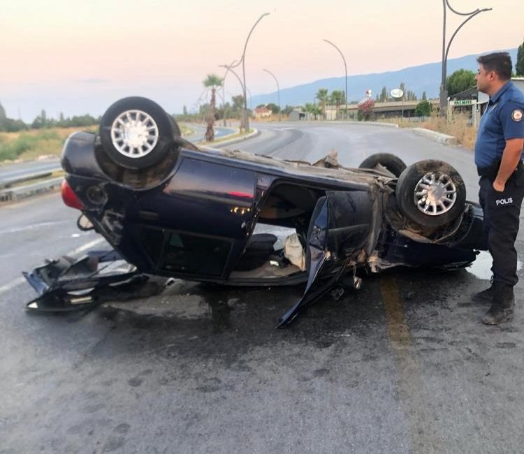 Ters dönen otomobildeki sürücü, sıkıştığı yerden kurtarıldı Edremit ilçesinde meydana gelen trafik kazasında kontrolden çıkan bir otomobil