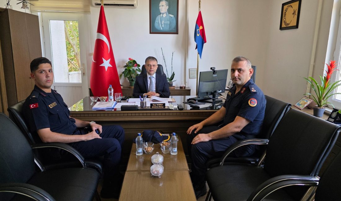 Kaymakam Öztürk’ten İlçe Jandarma Komutanlığı’na ziyaret Bandırma Kaymakamı Recep Öztürk, İlçe Jandarma Komutanlığını ziyaret ederek ilçedeki