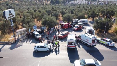  Gömeç ilçesinde E-87 karayolunda 4 aracın karıştığı trafik kazasında 1’i