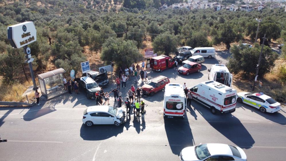  Gömeç ilçesinde E-87 karayolunda 4 aracın karıştığı trafik kazasında 1’i