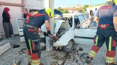 Bahadınlı Mahallesinde elektrik direğini çarpan araçta iki kişi yaralandı. Edinilen