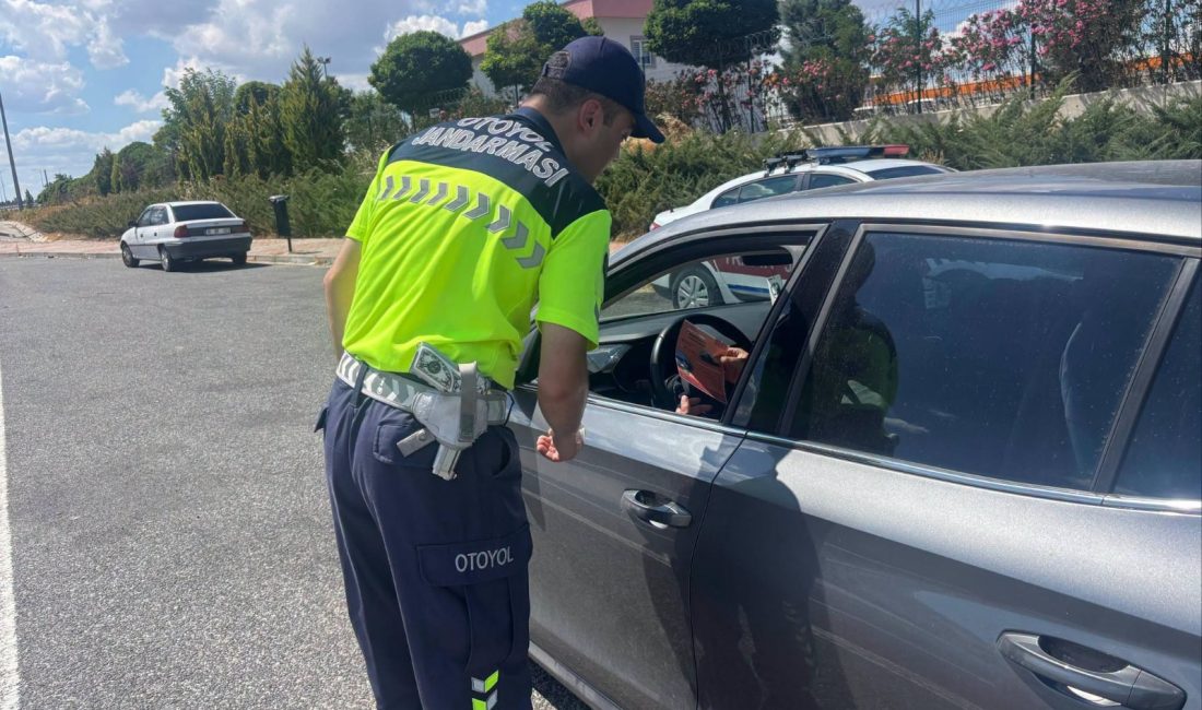 Susurluk’ta otoyolda güvenli sürüş için sürücülere uyarı Gebze-Orhangazi-İzmir Otoyolu’nda gerçekleştirilen çalışmada sürücüler trafik kuralları konusunda bilgilendirilirken, güvenli