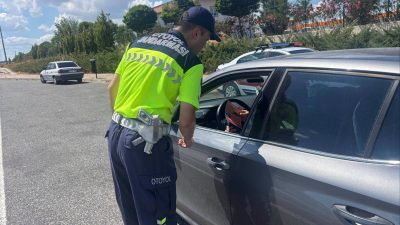 Gebze-Orhangazi-İzmir Otoyolu’nda gerçekleştirilen çalışmada sürücüler trafik kuralları konusunda bilgilendirilirken, güvenli