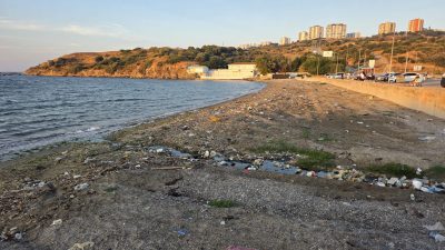 Livatya Sahili’nde rüzgâr ve dalgaların etkisiyle kıyıya taşınan atıklar, kısa