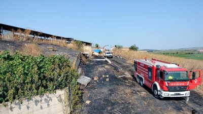 Manyas’ta otluk alan ve buğday tarlasında meydana gelen yangın, itfaiye