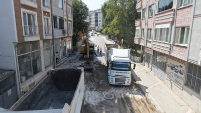 Manyas’ta yapılacak sıcak asfalt çalışmaları öncesinde ekipler sahadaki hazırlıklarını sürdürüyor.