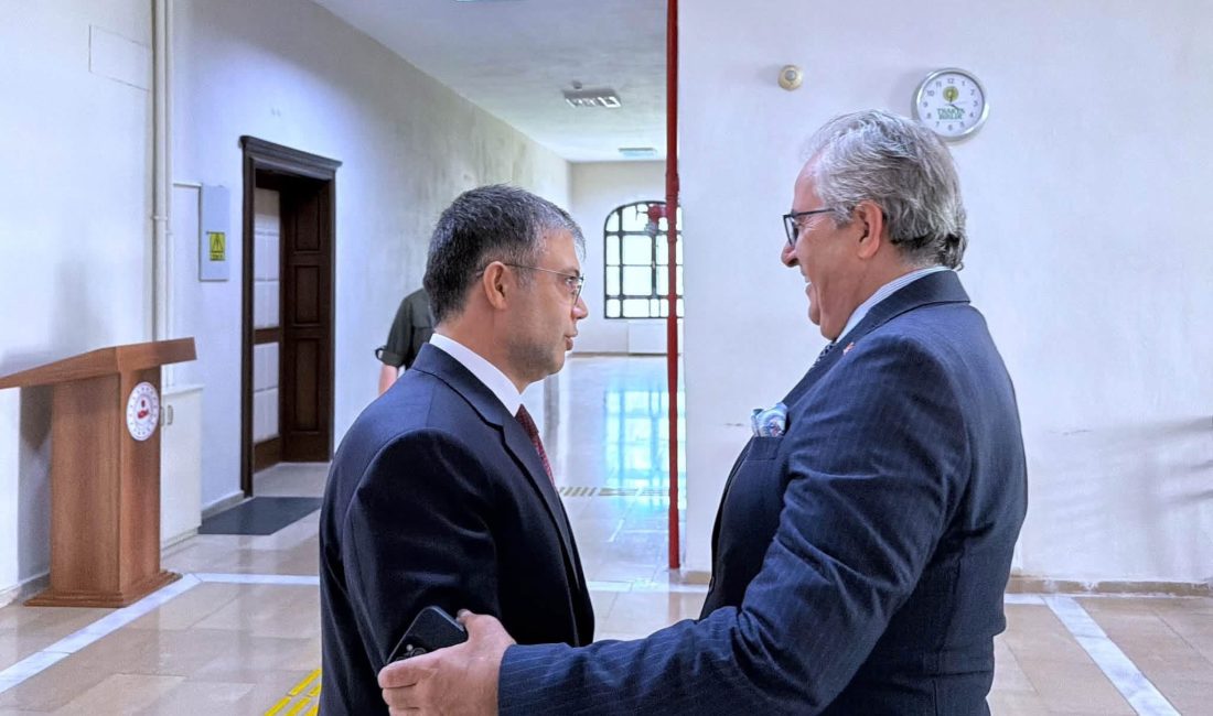 Bandırma Belediye Başkanı Dursun Mirza, göreve başlayan Kaymakam Recep Öztürk’ü