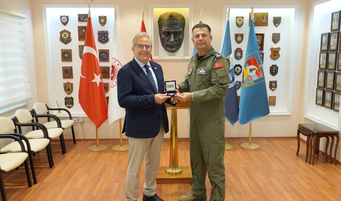Bandırma Belediyesi’nden Yeni Garnizon Komutanına ziyaret Bandırma Belediye Başkanı Dursun Mirza ve başkan yardımcıları, Bandırma 6.