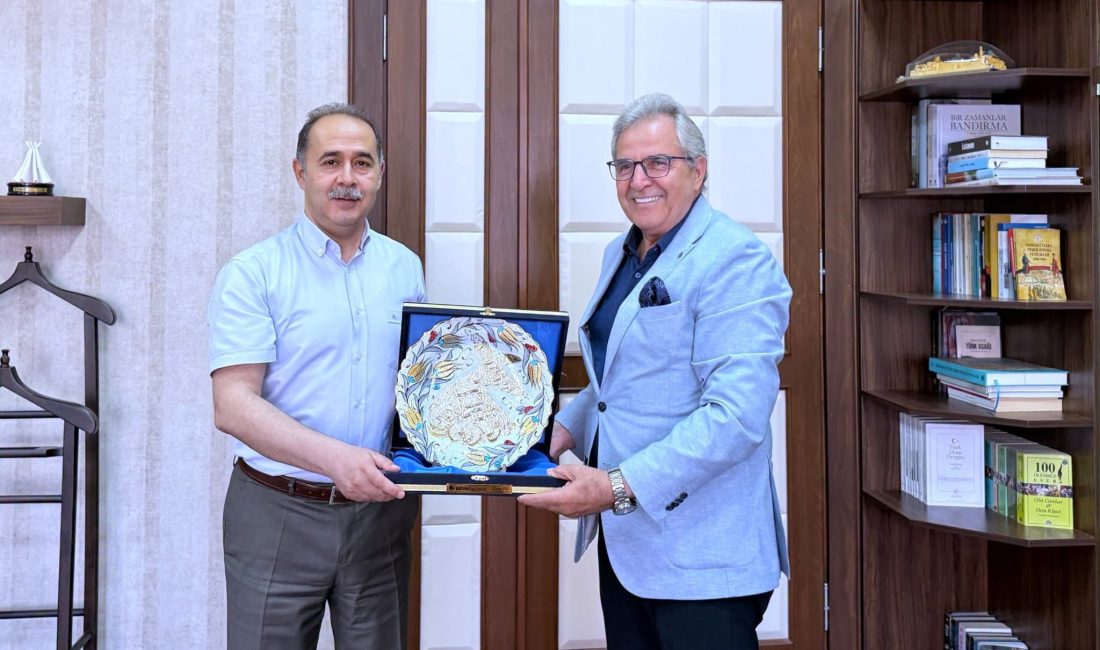Mirza’dan Bandırma Kaymakamı Aksakal’a veda ziyareti Bandırma Belediye Başkanı Dursun Mirza, Bayraklı Kaymakamlığı görevine atanan Bandırma