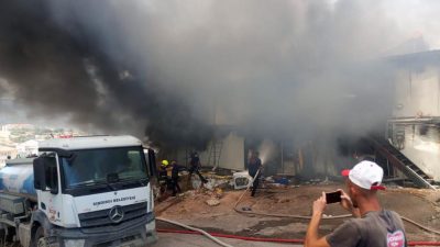 Sındırgı’da işçilerin konakladığı konteyner alanda çıkan yangında iki katlı 9