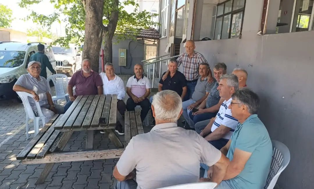 Susurluk’ta Gebze-Orhangazi-İzmir Otoyolu üzerinde gerçekleştirilen farkındalık çalışmasında sürücülere trafik kurallarına