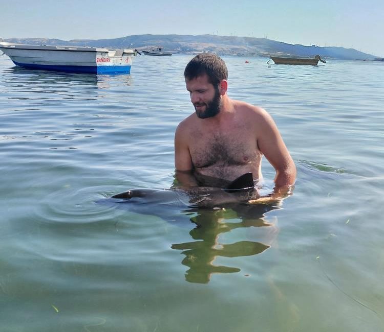 Tatlısu Mahallesi Büyük Bakraç mevkiinde karaya vuran yaklaşık 1,5 metre