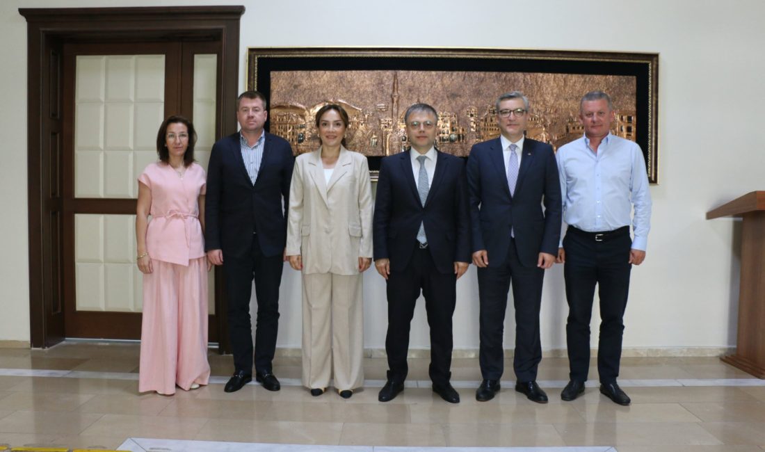 BTO’dan yeni Kaymakam Öztürk’e Ziyaret Bandırma Ticaret Odası yönetimi, yeni görevine başlayan Kaymakam Recep Öztürk’ü
