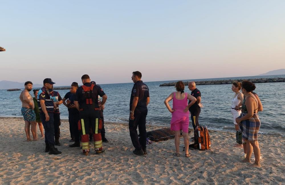 Ayvalık’ta denize giren 75 yaşındaki tatilci kalp krizi geçirerek hayatını kaybetti Ayvalık’ta denize giren 75 yaşındaki tatilci, geçirdiği kalp krizi sonucu