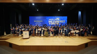 Bandırma Onyedi Eylül Üniversitesi’nde düzenlenen mezuniyet töreninde Sanat, Tasarım ve
