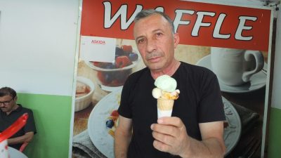Ören esnaflarından Adem Teslim, önceki yıl başlattığı Askıda dondurma uygulamasını