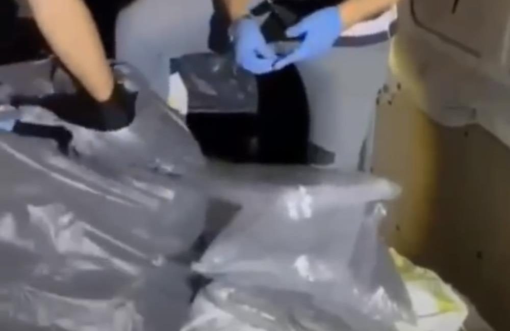 Erdek’te uyuşturucu operasyonu: 2 tutuklama Erdek ilçesinde polis ekiplerince bir araçta yapılan aramada, gübre çuvallarının
