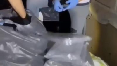 Erdek ilçesinde polis ekiplerince bir araçta yapılan aramada, gübre çuvallarının