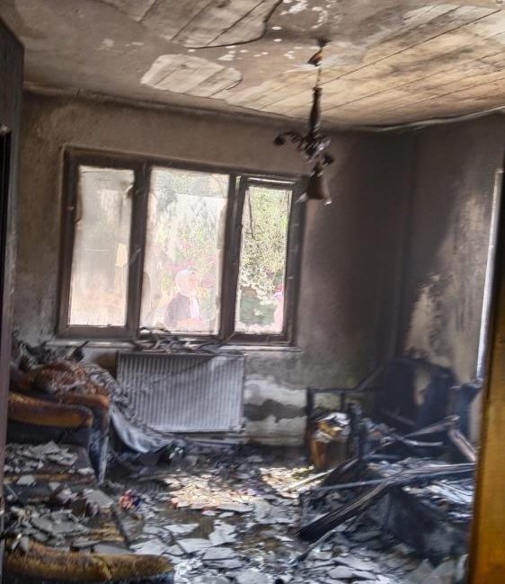 Gönen’de 3 katlı bir binanın giriş katında çıkan yangın, itfaiye