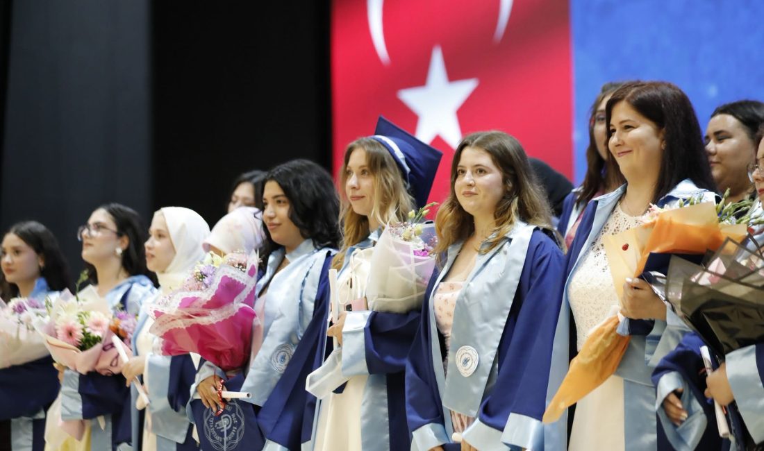 Bandırma Meslek Yüksekokulu’nda düzenlenen mezuniyet töreninde öğrenciler diplomaya uğurlandı. Bandırma
