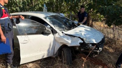 Gönen’de sürücüsünün direksiyon hakimiyetini kaybetmesi sonucu yol kenarına savrulan araçta