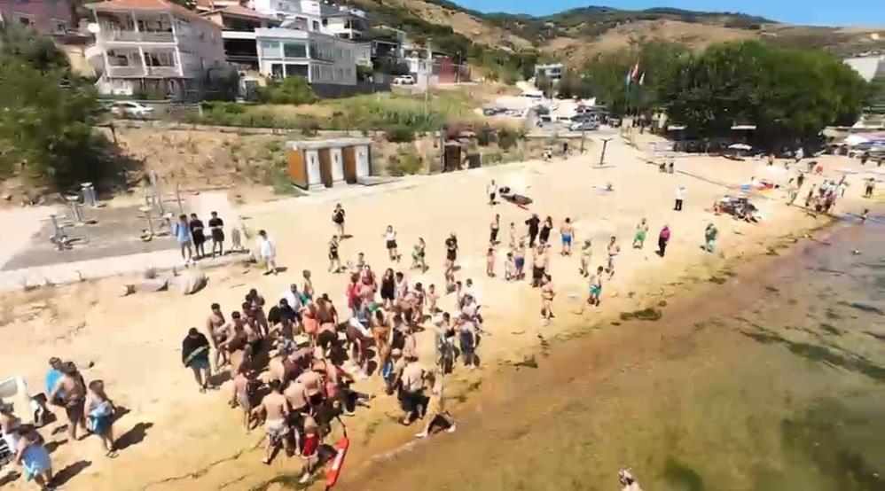 Erdek’te denizde boğulma tehlikesi geçirdikten sonra hastaneye kaldırılarak tedavi altına