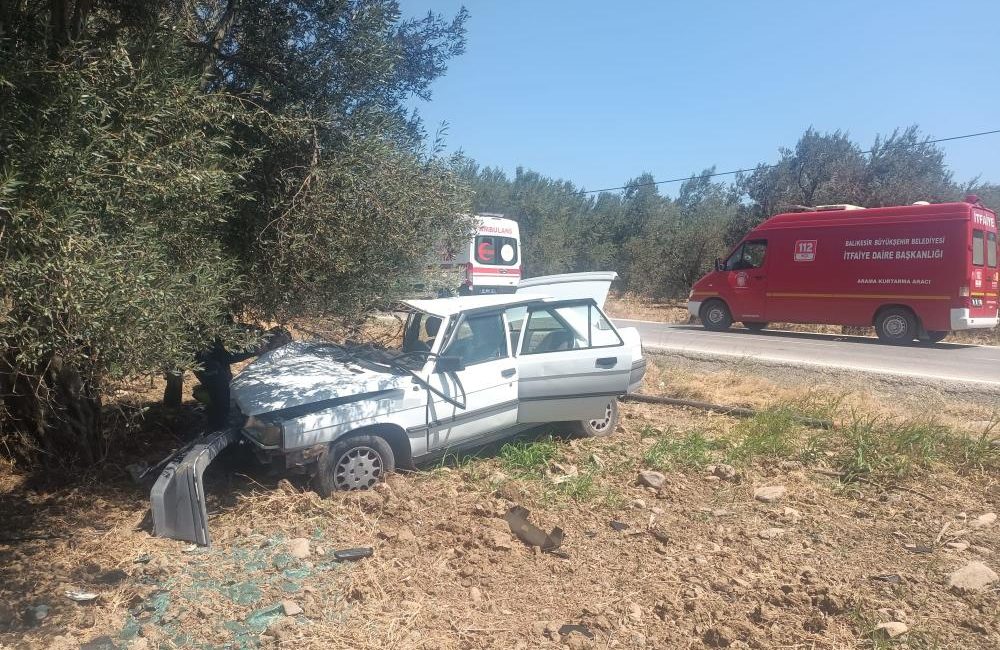 Balıkesir’de otomobil zeytin ağacına çarptı: 2 yaralı Edinilen bilgiye göre, Hamambaşı Mahallesi İnönü yolu Hançerli mevkiinde seyreden
